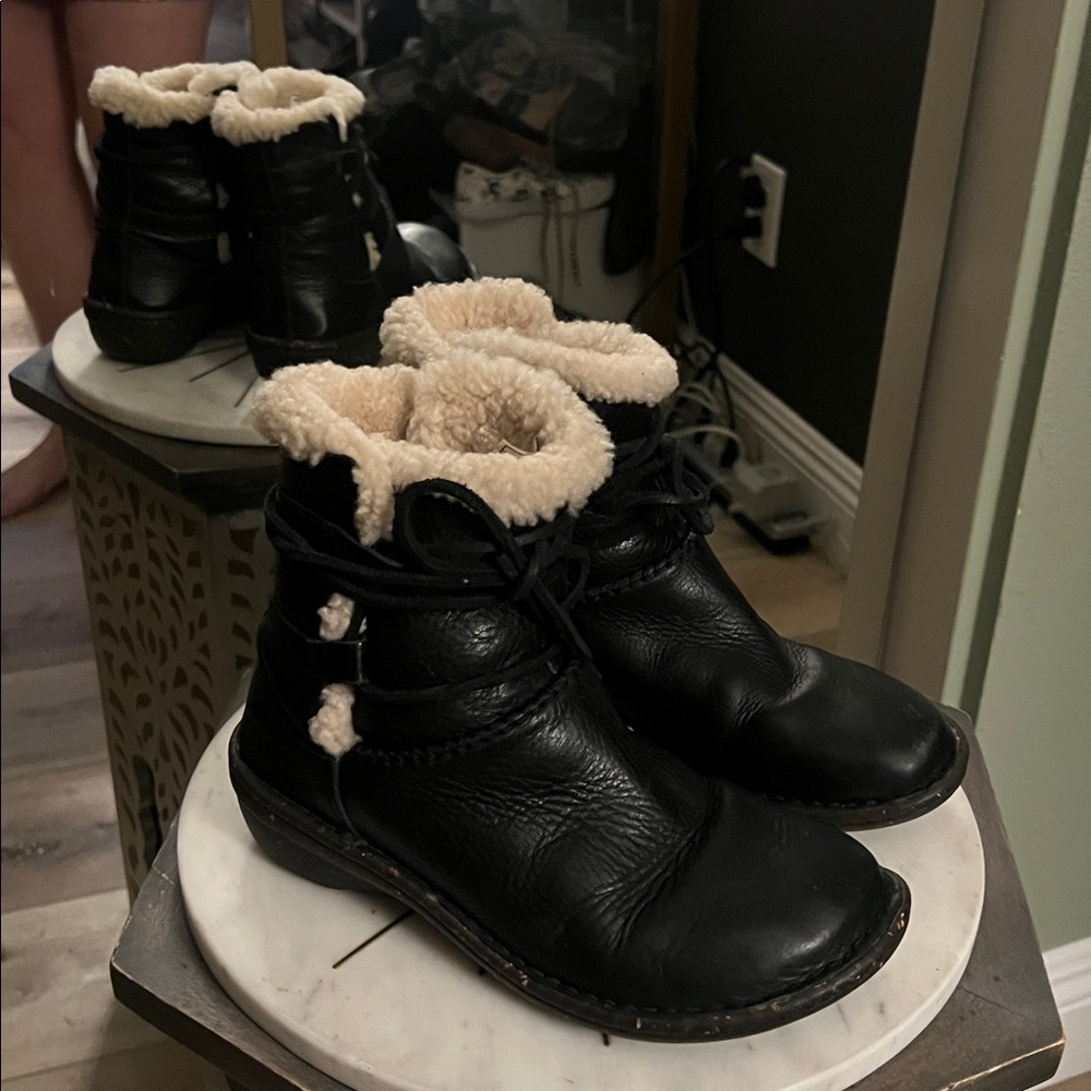 🛑 1 hour sale. UGG, Black Leather Winter Boots with Cream Shearling